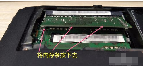 安裝內(nèi)存條