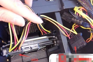 連接電腦電源線