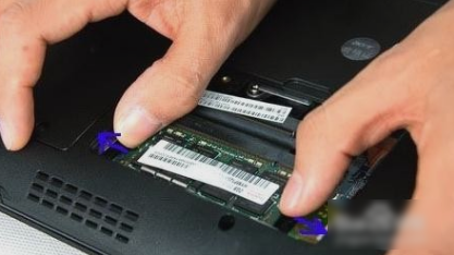 給筆記本裝內(nèi)存條哦