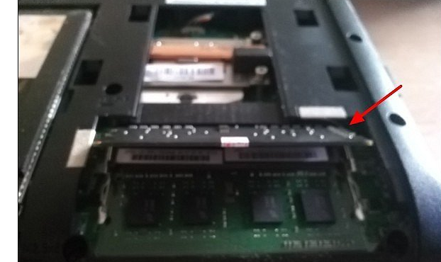 安裝內(nèi)存條