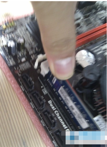 如何安裝內(nèi)存條