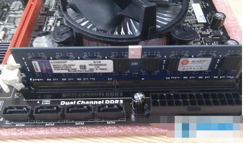 如何安裝內(nèi)存條