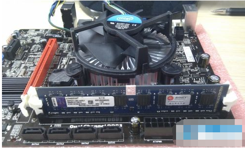 內(nèi)存條怎么裝